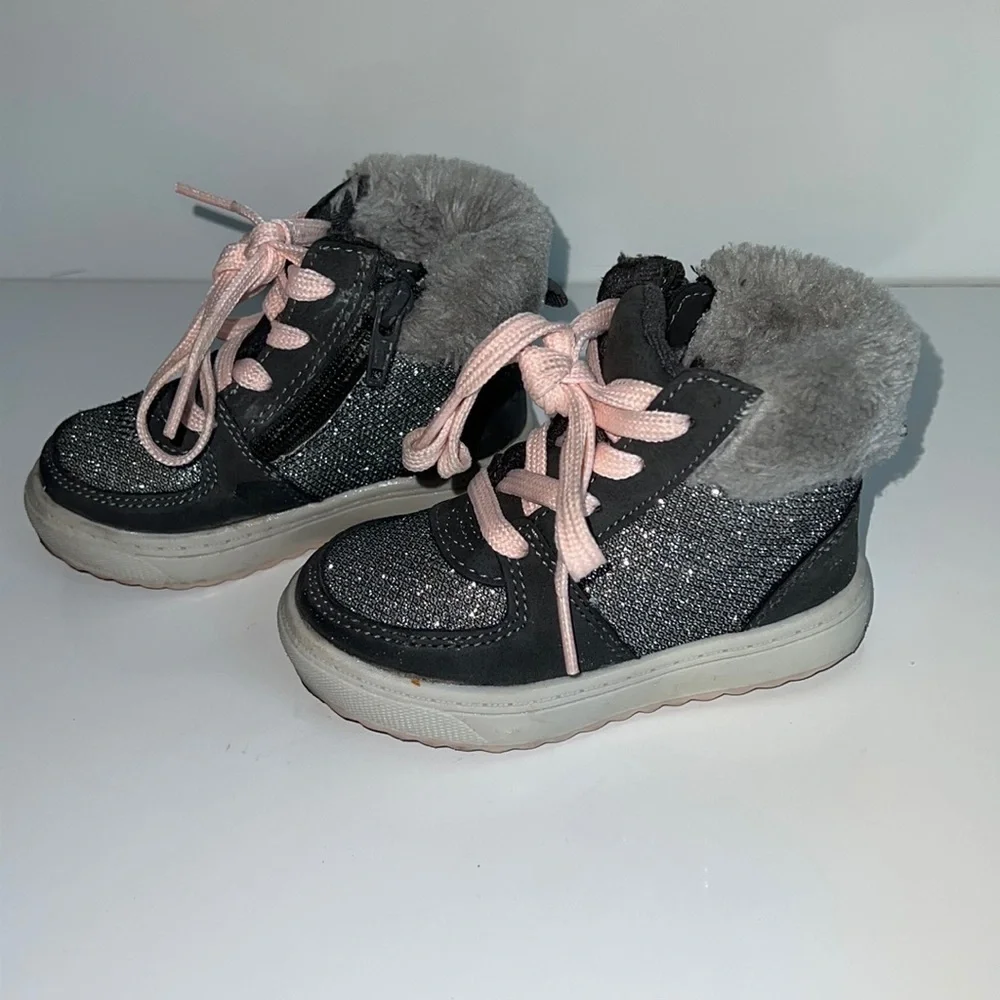 Oshkosh b’gosh sporty-01 faux fur winter shoes. Super cute and comfy. Size 5